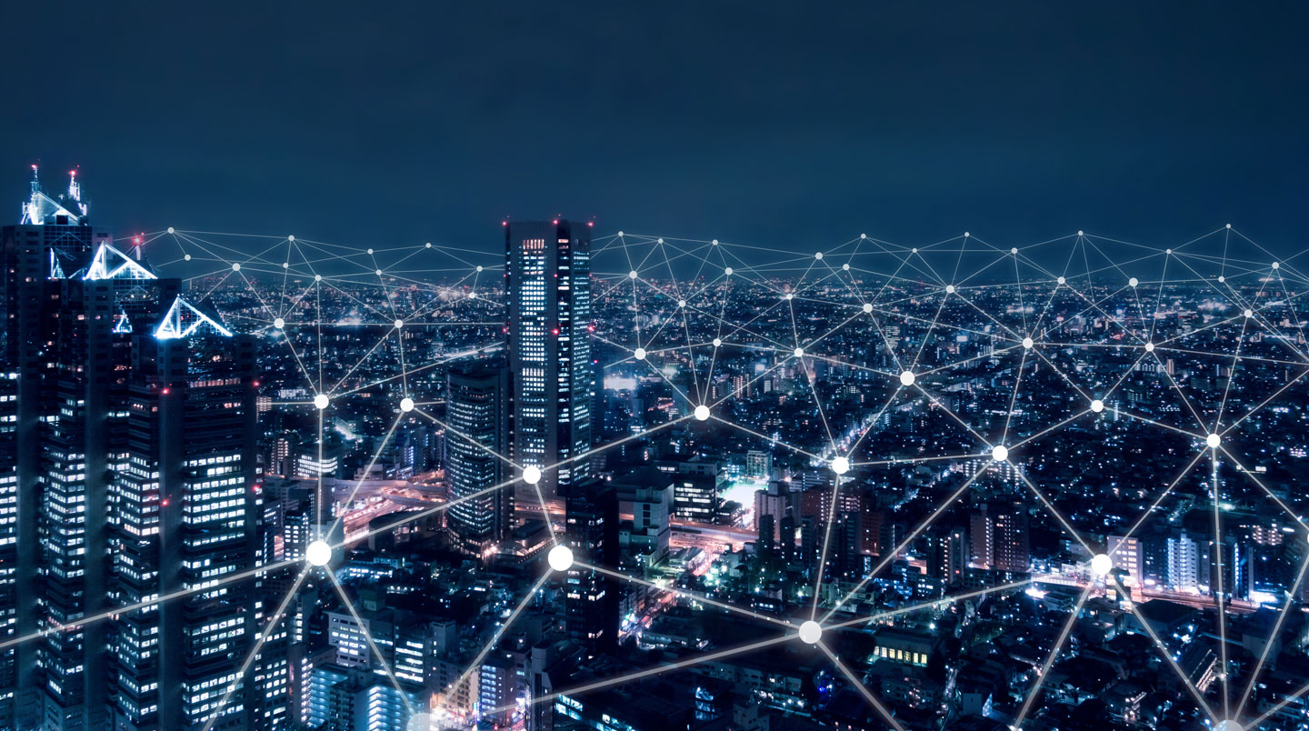 Technicien fibre optique finalisant une intervention terrain, rangeant son matériel dans véhicule utilitaire ouvert, en milieu urbain français ensoleillé, posture professionnelle dynamique de mission accomplie
