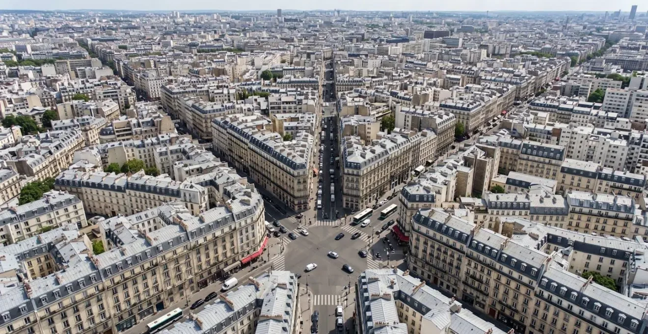 Vue aérienne d'un quartier urbain français dense montrant la structure géographique complexe avec immeubles mitoyens, rues et intersections multiples typiques d'une grande métropole